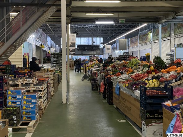 На ринку купують продукти для ресторанів, магазинів, шкільних їдалень тощо