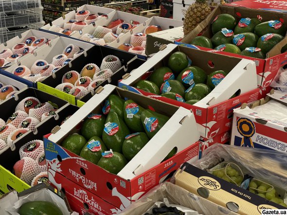 На ринку багато екзотичних фруктів та імпортних товарів