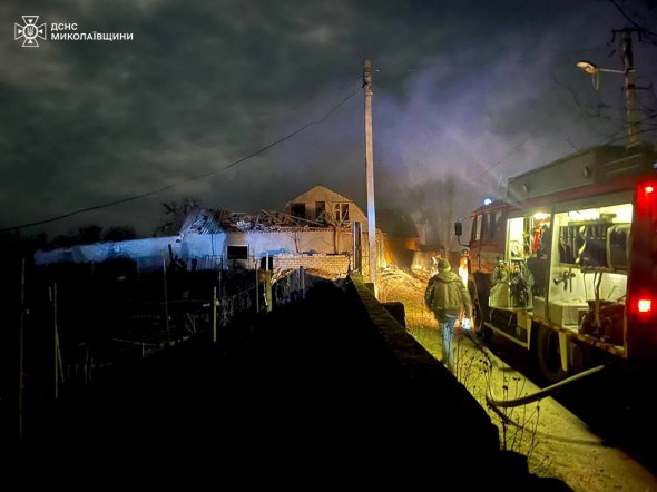 Внаслідок падіння уламків збитого БпЛа на територію приватного сектору у місті Миколаєві, сталося часткове руйнування двоповерхового житлового будинку