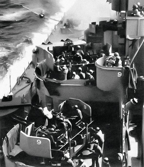 Японський літак Mitsubishi A6M врізається в борт американського лінкора Missouri неподалік від острова Окінава в Тихому океані, 11 квітня 1945-го. Судно майже не було пошкоджене. Команда знайшла тіло пілота-камікадзе серед уламків літака на палубі. Моряки пошили японський прапор і наступного дня з почестями поховали льотчика в морі. 2 вересня 1945 року саме на палубі Missouri союзники прийняли капітуляцію Японії