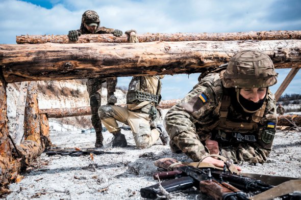 Українські військові-новобранці перед відправкою на фронт проходять підготовку в Донецькій області 28 березня 2024 року