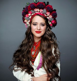 Ярослава ПРИТУЛА, сценічне ім’я Slavia, 38 років, співачка. Народилася 19 лютого 1986-го у Львові. Батько – водій, мати – бухгалтер. Навчалась у Львівській музичній школі-інтернаті імені Соломії Крушельницької. Закінчила Львівське музичне училище імені Станіслава Людкевича та Київський національний університет культури і мистецтв. Вчилась у школі акторської майстерності Ukrainian film school. Разом зі співаком Михайлом Хомою була солісткою гурту ”Друзі”. Створила вокальну студію для дітей ”Слава” в місті Новояворівську на Львівщині. Там викладала 10 років. 2020-го з пісні ”Я тобі не мамка” почався новий етап творчості. Торік презентувала альбом ”З нами сила роду”. З початком повномасштабної війни дає благодійні концерти. Захоплюється подорожами і спортом. Розлучена. Колишній чоловік – фронтмен гурту Dzidzio Михайло Хома, 40 років. Живе на три міста