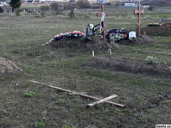 Біля свіжих могил місцеві бронюють місця для поховання