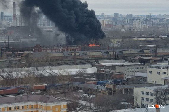Екатеринбург масштабный пожар на предприятии Уралмашзавод. Это один из лидеров российского    рынка оборудования для металлургии, горнодобывающей индустрии, индустрии строй материалов и энергетики. В сети пишут, что там также производится военная техника