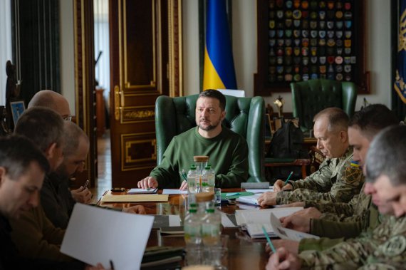 Президент Володимир Зеленський зібрав нараду з військовими та урядовцями