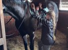 Младшая дочь Поляковой – Алиса – убирает в конюшне
