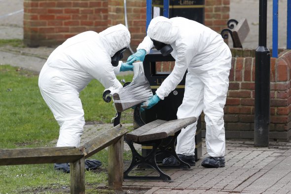 Британська поліція працює на місці злочину, де росіяни застосували особливо небезпечну отруту проти Сергія Скрипаля і його доньки Юлії