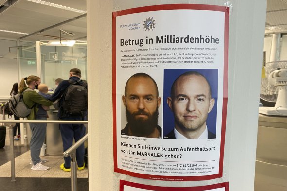 фото Яна Марсалека возле стойки паспортного контроля в аэропорту Мюнхена