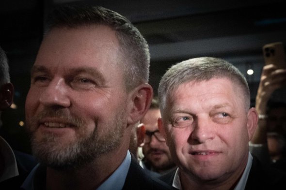 Кандидат у президенти Словаччини Петер Пеллегріні (ліворуч) і прем'єр-міністр Словаччини Роберт Фіцо