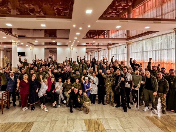  Благодійний фонд "МХП-Громаді" спільно з українським гуртом KOZAK SYSTEM взимку 2024-го реалізували тур військовими госпіталями "Люди-Титани"