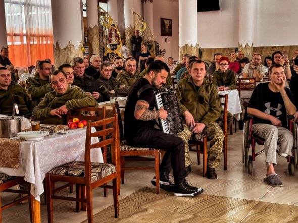 У межах туру музиканти за підтримки благодійників відвідали 5 військових госпіталів у Хмельницькому, Трускавці, Вінниці, Дніпрі та Черкасах.