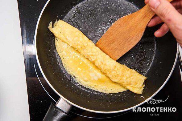 Шеф-повар Евгений Клопотенко показал, как приготовить японский омлет тамагояки