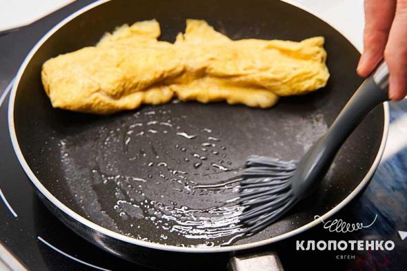 Шеф-повар Евгений Клопотенко показал, как приготовить японский омлет тамагояки