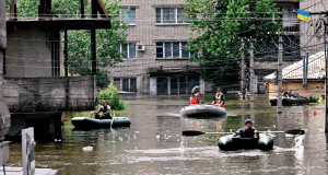 Волонтери на надувних човнах евакуюють людей із затопленої зони в Херсоні  8 червня 2023 року після підриву росіянами греблі Каховської гідроелектростанції
