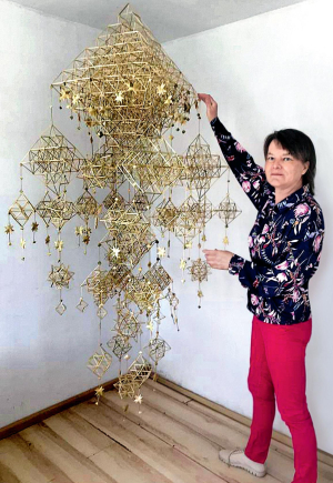 Галина Твердола нещодавно виготовила павука розміром від стелі до підлоги. Працювала над створенням три місяці