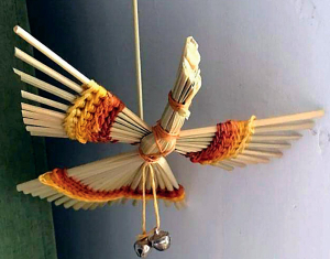Майстриня виготовила оберіг у вигляді птаха із соломи  і ниток. Для своїх виробів жінка щороку вирощує по сотці пшениці, жита й вівса