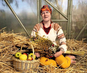 Галина ТВЕРДОЛА, 56 років, майстриня декоративно-прикладного мистецтва. Народилася 25 серпня 1968-го в селі Даньківка Іллінецької громади на Вінниччині. Батьки працювали в колгоспі. Закінчила Вінницьке педагогічне училище за спеціальністю ”Учитель початкових класів”. 25 років працювала у школі, потім – у дитячому садку. Нині на пенсії. Улюблена книжка – ”Тореадори з Васюківки” Всеволода Нестайка. Подобається творчість Леся Подерв’янського. Фірмова страва – картопляна каша за сімейним рецептом. Хобі – мандрівки Україною. Вишиває стрічками, виготовляє прикраси в техніці канзаши, вироби із соломи, іграшки. Пише вірші. Дружина загиблого героя російсько-української війни Анатолія Твердоли. Виховали двох синів – Сергія та Ярослава. Живе в селі Ладижинські Хутори Вінницької області