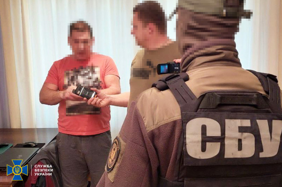 Служба безпеки України затримала 47-річного мешканця Черкас, який збирав інформацію про розміщення засобів протиповітряної оборони