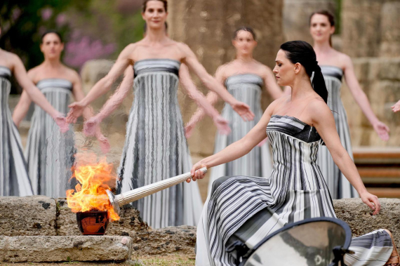 У Греції відбулася церемонія запалювання вогню Олімпійських і Паралімпійських ігор 2024 року