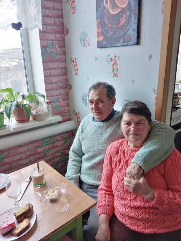 Олександр і Людмила Крячкові вдома