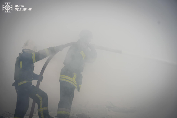 На місці російського удару по Одесі працюють рятувальники