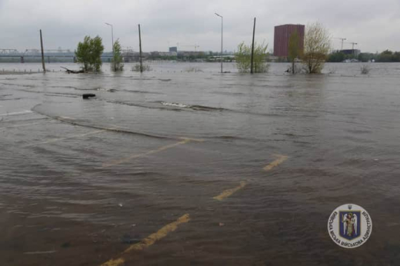 В Киеве затопило Муромец и Гидропарк