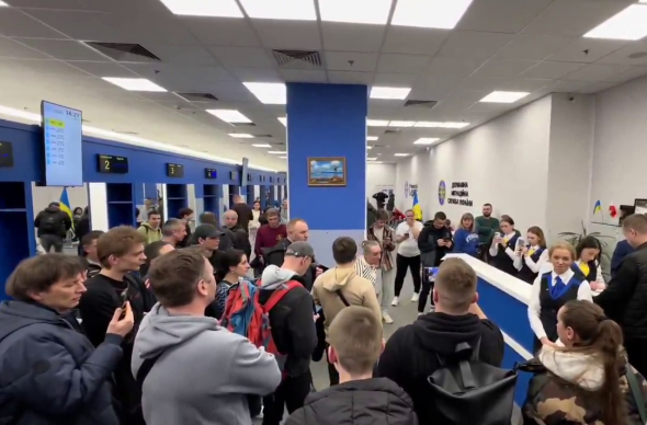 Обурені українці у Польщі вимагають видати їм паспорти