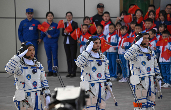 По официальным данным, китайские астронавты должны заниматься научными опытами на орбите.