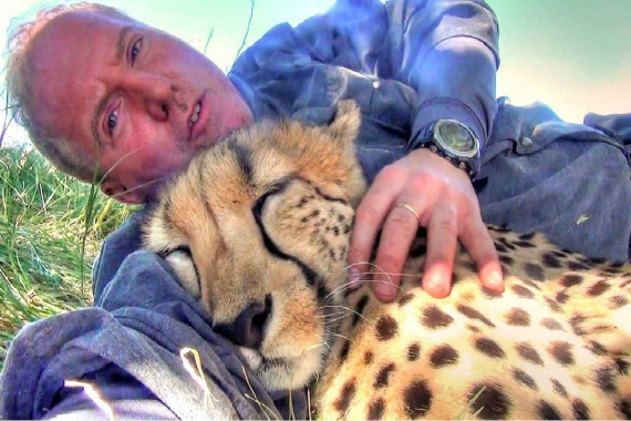 Фотограф скрылся от палящего солнца и заснул, а проснулся в объятиях с гепардом