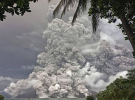 В Індонезії через виверження небезпечного вулкана евакуюють 12 тис. людей