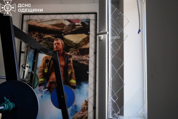 Рятувальники показали фото з місця обстрілу Одеси