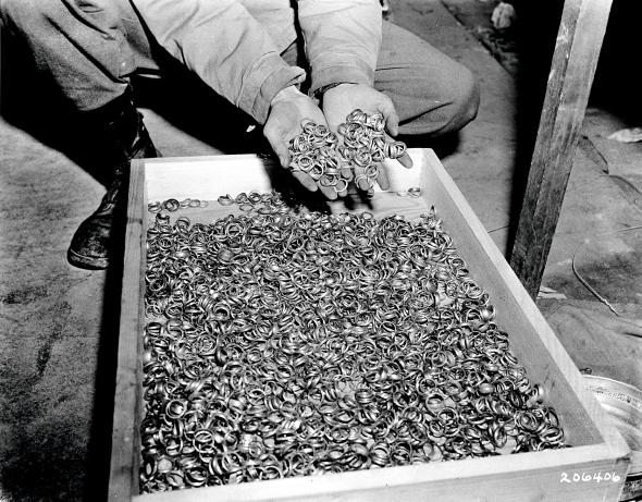 Ящик із золотими обручками знайшов американський солдат у будівлі на території концтабору Бухенвальд біля німецького міста Веймар, 6 травня 1945 року. Також там виявили каблучки, годинники, коштовне каміння, окуляри та золоті зуби. Їх нацисти відібрали в людей, яких убивали в концтаборі