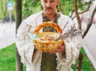 Євген Клопотенко святив паску у їстівному кошику