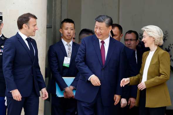 Європейські лідери у Парижі намагалися переконати Сі Цзіньпіна змінити свою позицію щодо вторгнення Росії в Україну