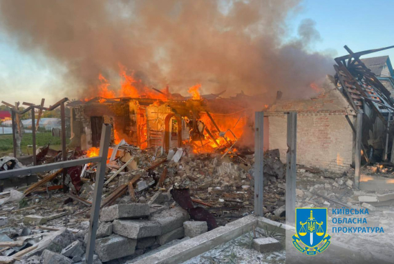 На Київщині внаслідок російського удару пошкоджені будинки та автомобілі