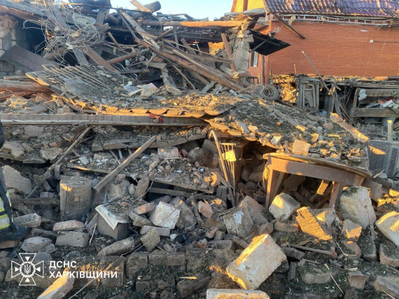 Утром 12 мая россияне обстреляли город Вовчанск в Харьковской области. Потерпели разрушения десятки частных и многоэтажных жилых зданий, погибла женщина.