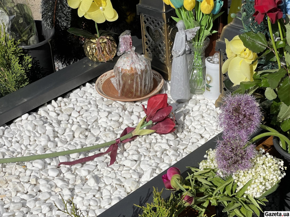 Надгробия родственники украшают по собственному вкусу. Однако все могилы чисты и ухожены