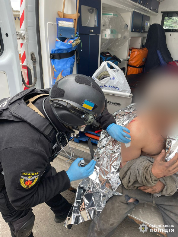 Полиция оказывает помощь раненому от российского авиаудара