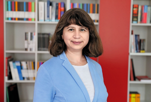 Оксана МІХЕЄВА, 52 роки, соціологиня й історикиня. Народилася 11 вересня 1971-го в Кіровограді, тепер – Кропивницький. Батько – поет, прозаїк, журналіст, мати працювала бухгалтеркою. Закінчила історичний факультет Донецького державного університету. Докторка історичних наук, професорка кафедри соціології Українського католицького університету. До 2014 року жила і працювала в Донецьку. З початком російської агресії переїхала до Львова. Брала участь у створенні та згодом очолювала програму з соціології в Українському католицькому університеті. Авторка й ініціаторка низки соціологічних проєктів із вивчення ситуації внутрішніх вимушених і зовнішніх трудових українських мігрантів. З 2020-го працювала в Європейському університеті Віадріна, в Центрі східноєвропейських та міжнародних досліджень ZoiS у Берліні. Вивчає ситуацію та проблеми різних груп людей, постраждалих від війни й окупації. Має понад 100 наукових публікацій. У шлюбі. Чоловік Олександр – інженер-метролог. Виховують двох синів. Живе у Львові