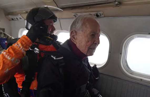 Альфред Блашке из Техаса установил мировой рекорд, став самым старым человеком, когда-либо прыгавшим с парашютом