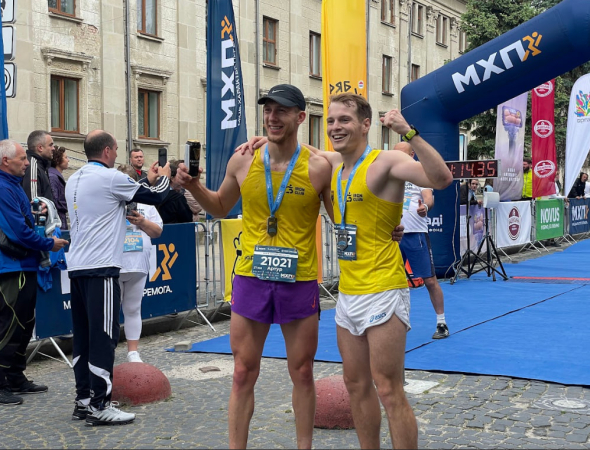 Победители марафона Артур Щипановский и Сергей Сальтевский