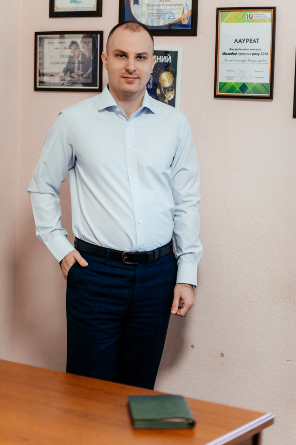 Олександр Малик спеціалізується на адміністративних, трудових митних, цивільних спорах
