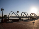 В Киеве открыли пешеходный мост-волну