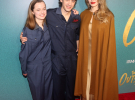 Анджелина Джоли с дочерью Вивьен на премьере мюзикла