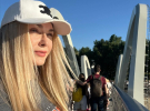 Ольга Сумская показала, как гуляет с мужем по новому мосту в Киеве