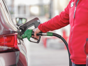 Низька вартість пального на АЗС можлива через погану якість, недолив та несплату податків. Фото: Pixabay