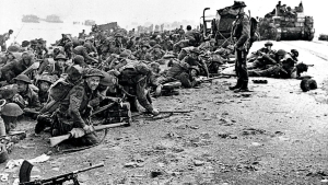 Британські військові висадилися на берег в Нормандії й чекають команди на продовження руху вперед, 6 червня 1944-го