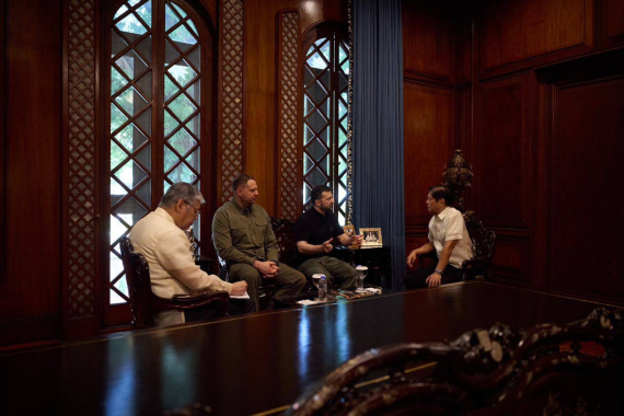 Президент прибув до Філіппін та вперше в історії двосторонніх відносин зустрівся з Фердинандом Маркосом-молодшим