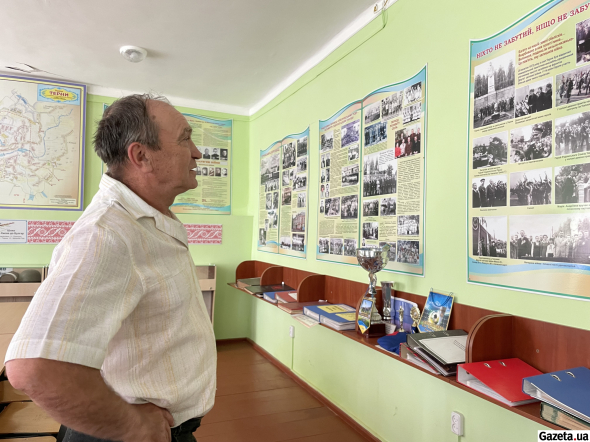 Библиотекарь Александр Можжевец помогает исследовать историю поселка