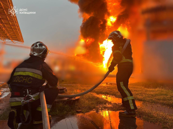 Спасатели ликвидируют пожар, возникший в результате вражеской атаки